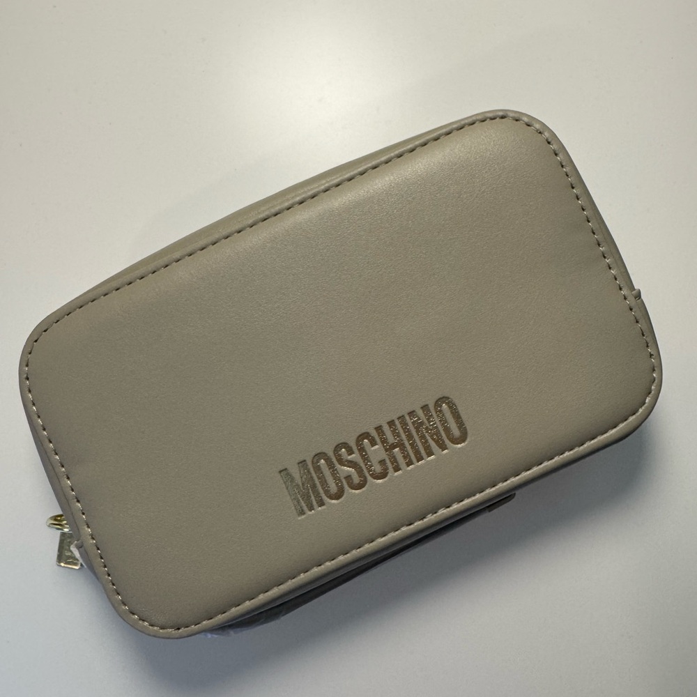 NWT ⭐️ Moschino clutch Amenity Kit x China Airlines Business Class - grey